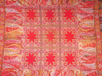 Vente aux enchères Grand châle en cachemire. Signé. Dim. 195 x 187 cm.