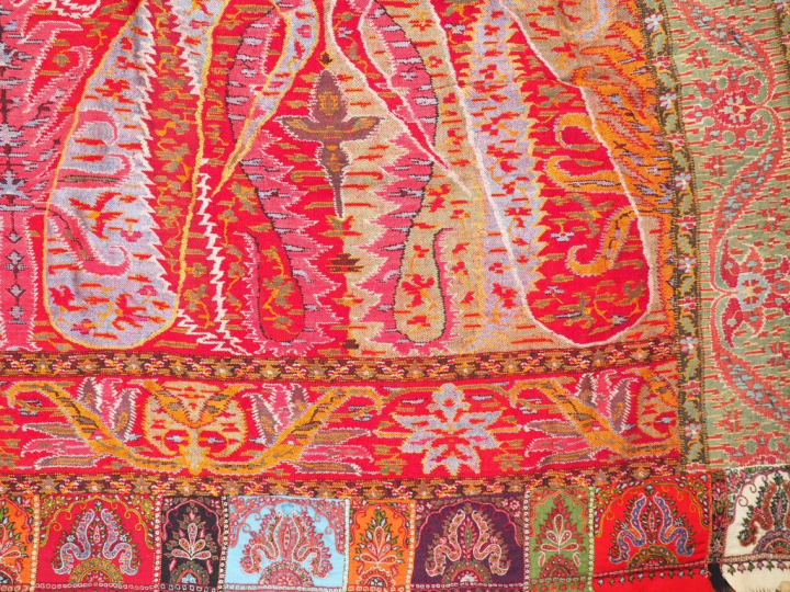 Grand châle en cachemire. Signé. Dim. 195 x 187 cm.