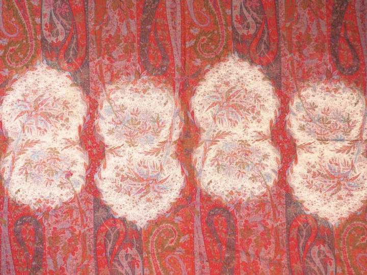 Grand châle en cachemire. Dim. 181 x 184 cm.