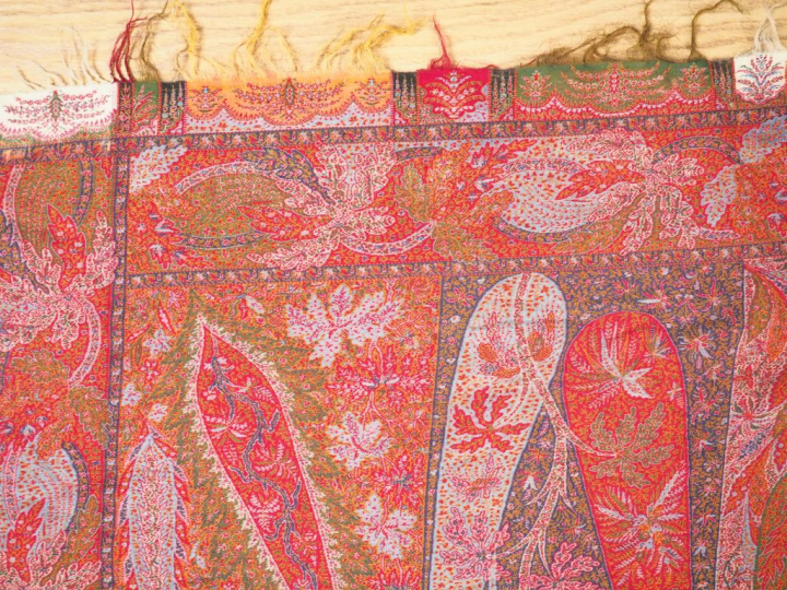 Grand châle en cachemire. Dim. 181 x 184 cm.