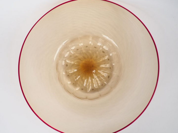 Grand plat XIXème en verre soufflé de venise à reflet ocre et à décor 