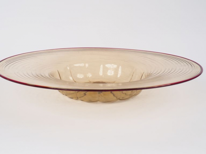 Grand plat XIXème en verre soufflé de venise à reflet ocre et à décor 