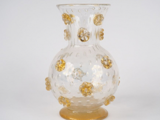 Vente aux enchères Vase en verre soufflé de Murano à décor de fleurs dorées en cabochon. 