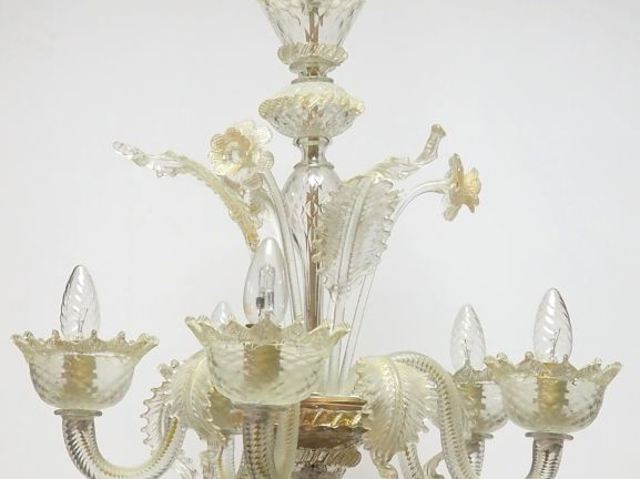 Lustre en verre translucide de Murano pailleté d'or, à décor de fleurs