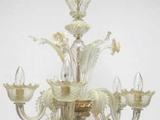 Vente aux enchères Lustre en verre translucide de Murano pailleté d'or, à décor de fleurs