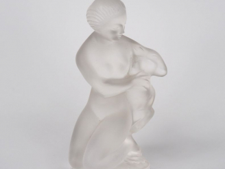 Vente aux enchères LALIQUE France. "Jeune fille et sa chêvre". Sujet en verre sablé. Sign