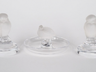 Vente aux enchères LALIQUE France. Paire de presse papiers en verre sablé à décor de moin