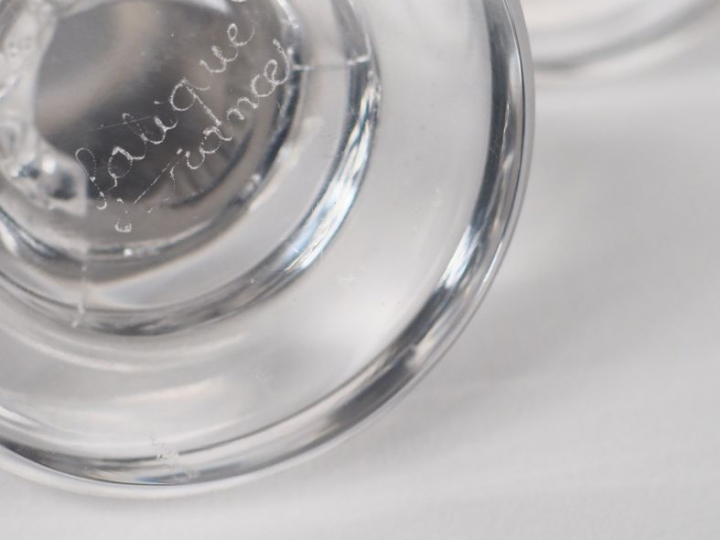 LALIQUE France. Paire de presse papiers en verre sablé à décor de moin