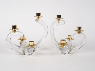 Vente aux enchères SCHNEIDER. Paire de bougeoirs de table en cristal et métal doré éclair