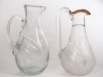 Vente aux enchères FARINELLI pour BIOT. Carafe à orangeade en verre soufflé. Signée. On y