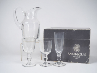 Vente aux enchères SAINT LOUIS. Partie de service de verres en cristal dans leur coffret.