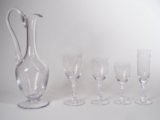 Vente aux enchères SEVRES. Partie de service de verres en cristal à décor gravé de rincea