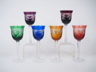 Vente aux enchères ROEMERS. Dans leur coffret, suite de six verres à vin du Rhin en crist