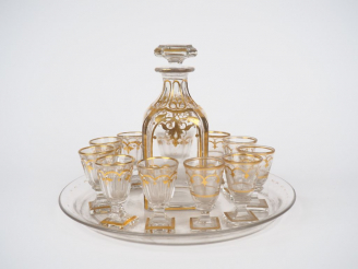 Vente aux enchères Cabaret XIXème en cristal à décor de rinceaux dorés. Comprenant : un p