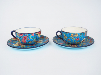 Vente aux enchères LONGWY. Paire de déjeuners en émaux polychromes à décor de fleurs. Sig