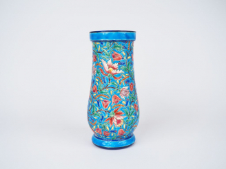 Vente aux enchères LONGWY. Vase balustre en émaux polychromes à décor de fleurs.  Signé. 