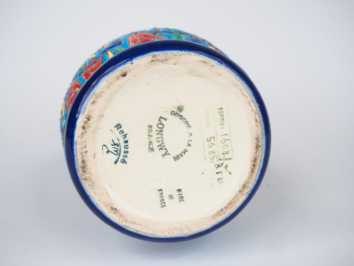 LONGWY. Vase balustre en émaux polychromes à décor de fleurs.  Signé. 