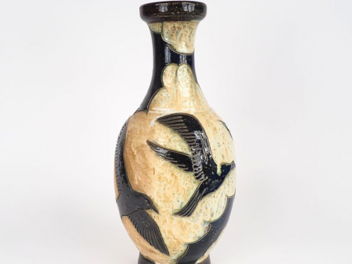 Roger GUERIN. Vase en grès émaillé polychrome à décor de mouettes. Sig