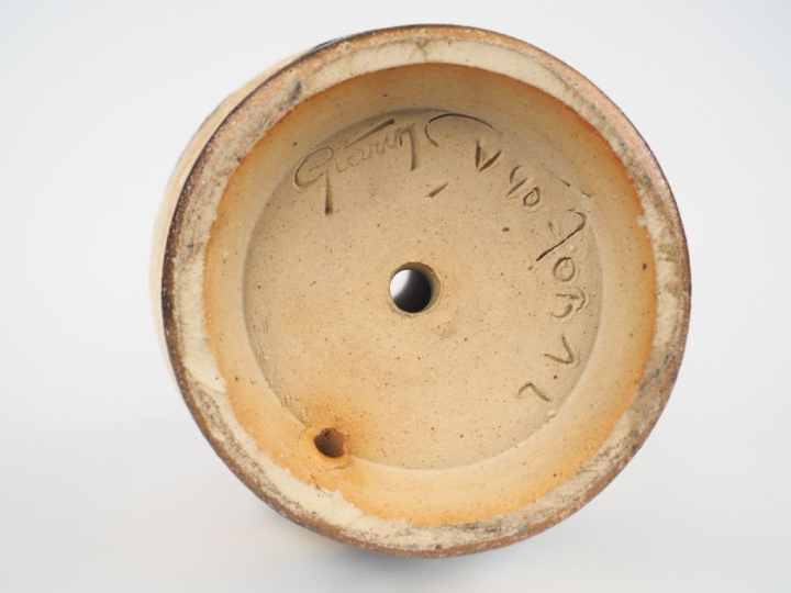 Roger GUERIN. Vase en grès émaillé polychrome à décor de mouettes. Sig
