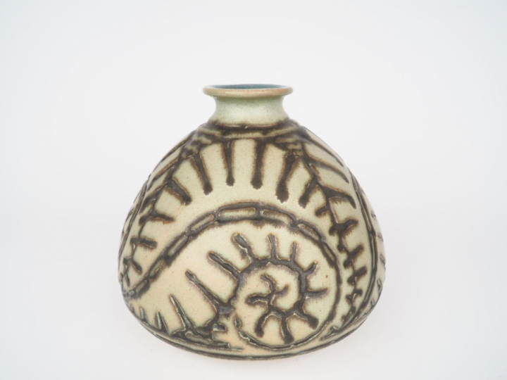 MOUGIN à Nancy.  Vase en grès marqué 176 J, modèle de G. Condé. H. 24 