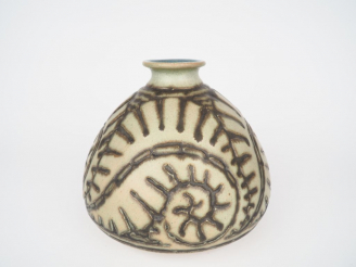 Vente aux enchères MOUGIN à Nancy.  Vase en grès marqué 176 J, modèle de G. Condé. H. 24 