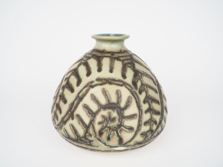 MOUGIN à Nancy.  Vase en grès marqué 176 J, modèle de G. Condé. H. 24 