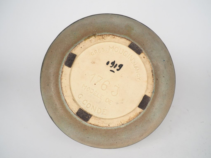 MOUGIN à Nancy.  Vase en grès marqué 176 J, modèle de G. Condé. H. 24 