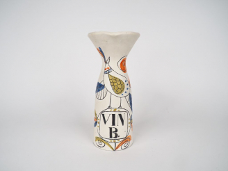 Vente aux enchères Roger CAPRON. Pichet à vin blanc en céramique de Vallauris à décor pol