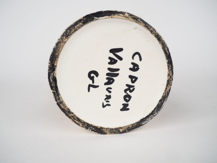 Roger CAPRON. Pichet à vin blanc en céramique de Vallauris à décor pol
