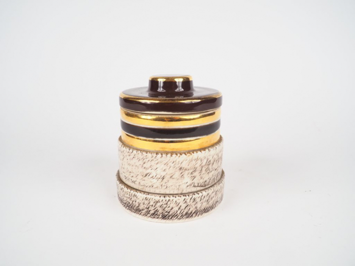 Lucien BRISDOUX. Pot couvert en biscuit émaillé à décor polychrome. Si