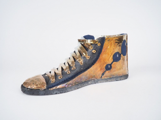 Vente aux enchères Clément MASSIER. "Shoes". Sculpture en céramique de Vallauris irisée. 
