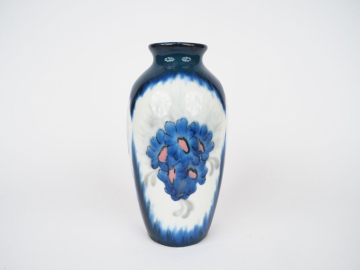 THARAUD à Limoges. Vase en porcelaine polychrome à décor de fleurs.  S