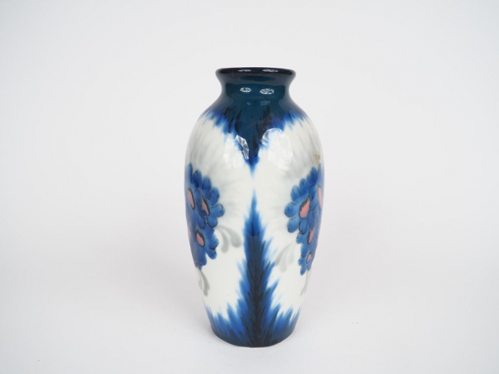 THARAUD à Limoges. Vase en porcelaine polychrome à décor de fleurs.  S