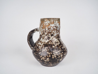 Vente aux enchères KOSTANDA. Pichet en céramique de Vallauris à décor nuancé blanc et ocr