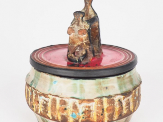 Vente aux enchères PORTANIER. Pot couvert en terre cuite vernissée et émaillée, prise à d