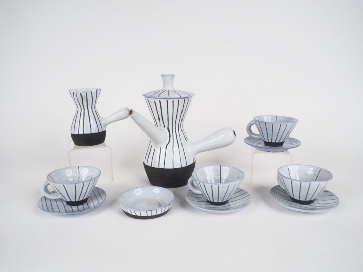 INNOCENTI. Partie de service à thé en céramique de Vallauris à décor d