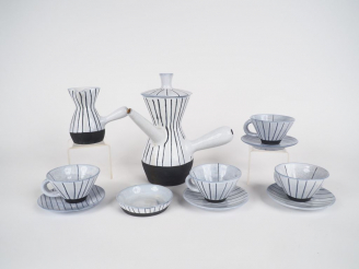 Vente aux enchères INNOCENTI. Partie de service à thé en céramique de Vallauris à décor d