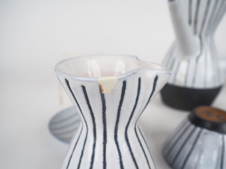 INNOCENTI. Partie de service à thé en céramique de Vallauris à décor d