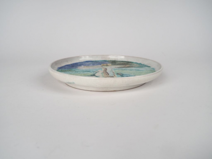 LIFAS. Coupe sur talon en céramique polychrome figurant le Christ sur 