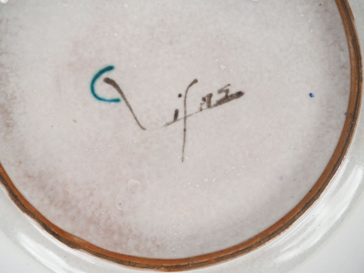 LIFAS. Coupe sur talon en céramique polychrome figurant le Christ sur 