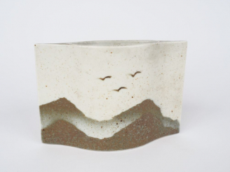 Vente aux enchères VIREBENT. Vase en porcelaine à décor d'une paysage montagneux et d'ois