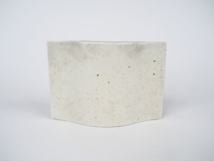 VIREBENT. Vase en porcelaine à décor d'une paysage montagneux et d'ois