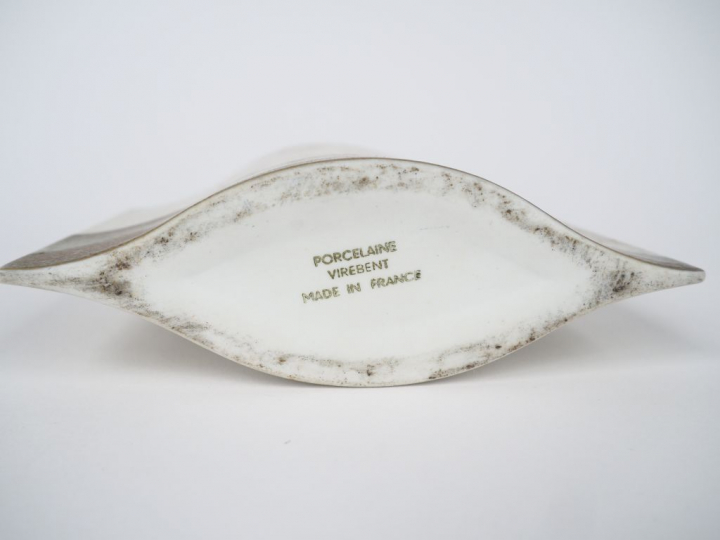 VIREBENT. Vase en porcelaine à décor d'une paysage montagneux et d'ois