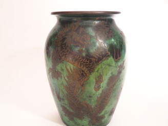 Vente aux enchères WMF. Vase en dinanderie Art Déco à décor de motifs japonisants brun et