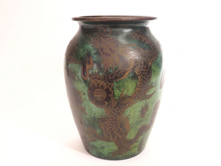 WMF. Vase en dinanderie Art Déco à décor de motifs japonisants brun et
