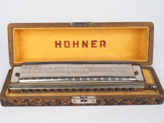 Vente aux enchères Harmonica de marque Hohner en métal chromé dans son coffret. Dim. 18 x