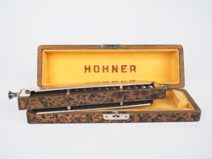 Harmonica de marque Hohner en métal chromé dans son coffret. Dim. 18 x