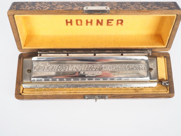 Harmonica de marque Hohner en métal chromé dans son coffret. Dim. 18 x