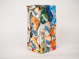 Vente aux enchères CÉSAR (1921-1998) "Fanta", 1990 Compression de cannettes.  Signée en b