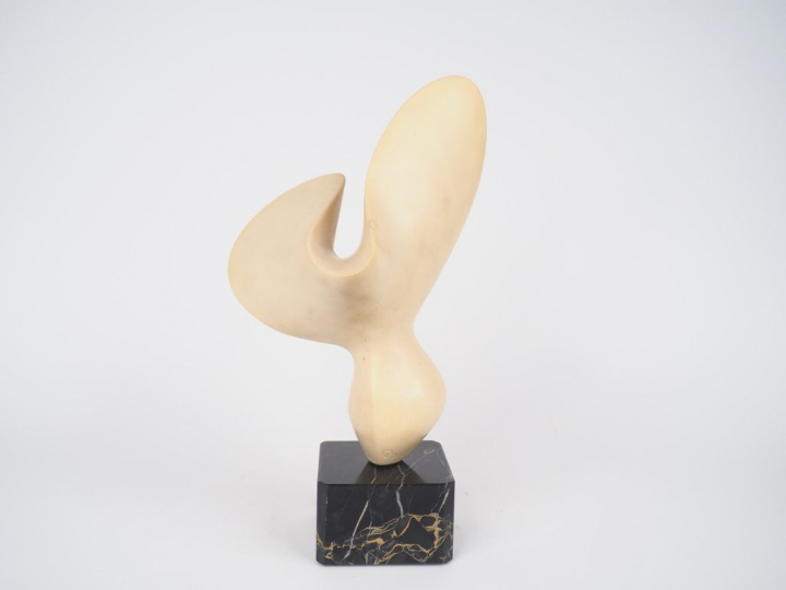 Antoine PONCET. "Carrêve", 1973 Sculpture en résine à patine crème, su